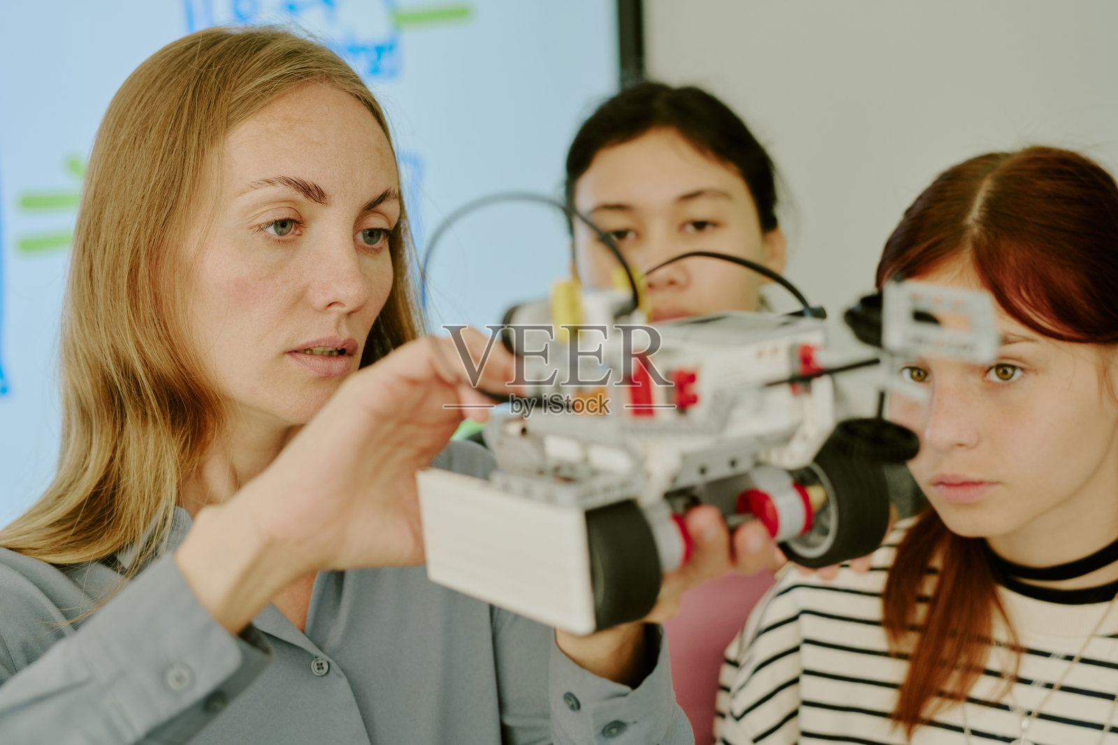 老师手中的机器人照片摄影图片