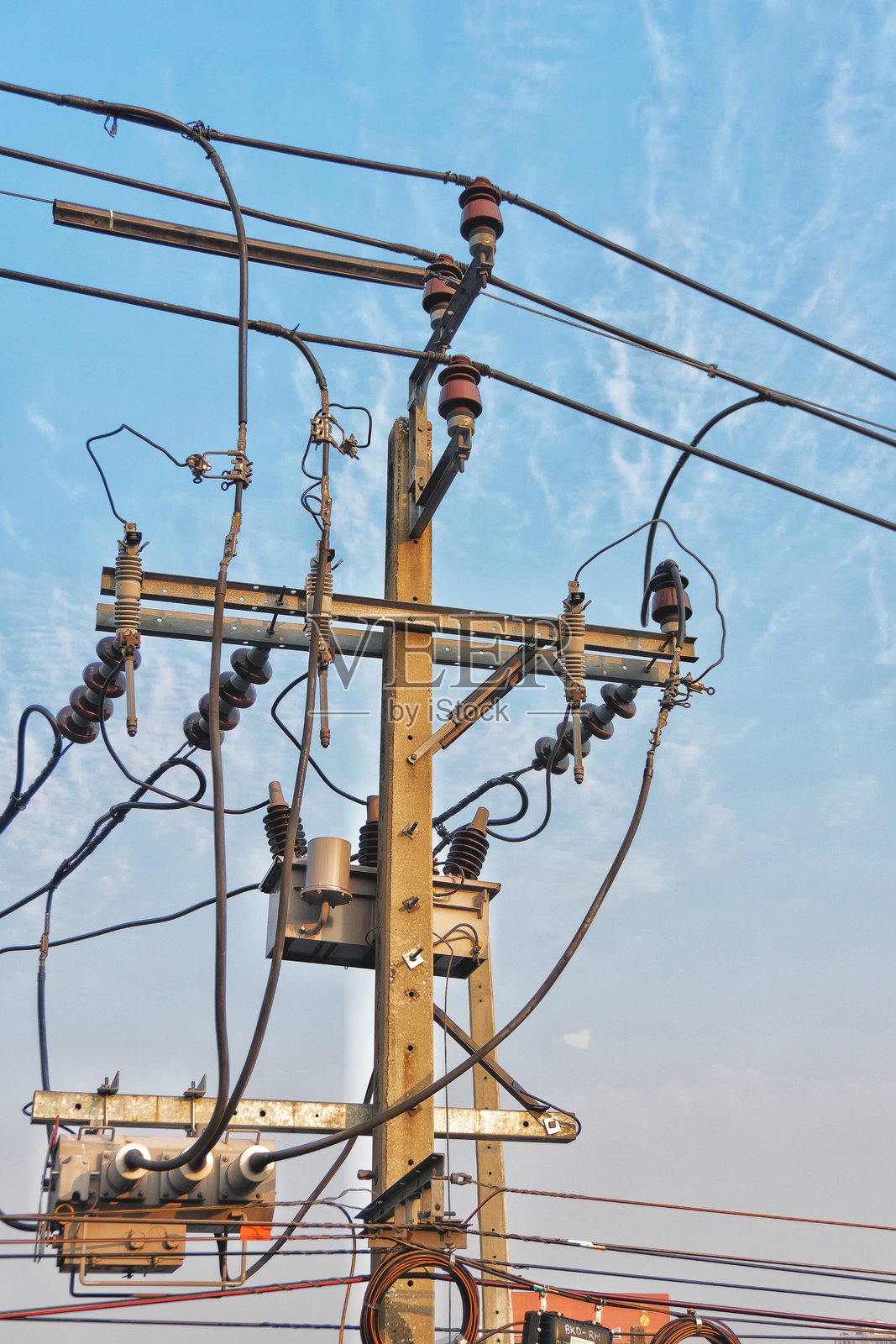 低角度视图的电力塔与天空相对照片摄影图片