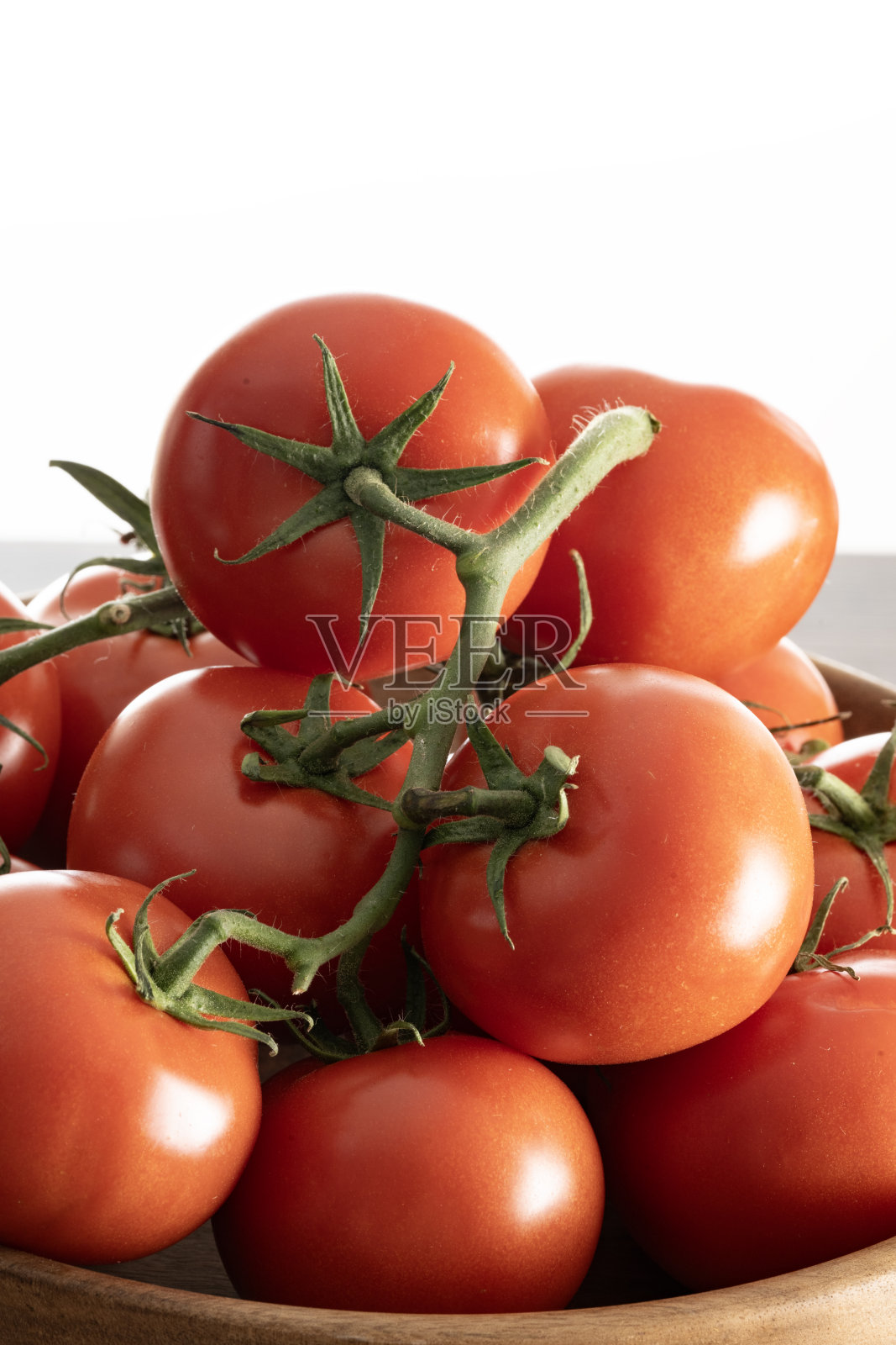 木质背景上的番茄枝照片摄影图片