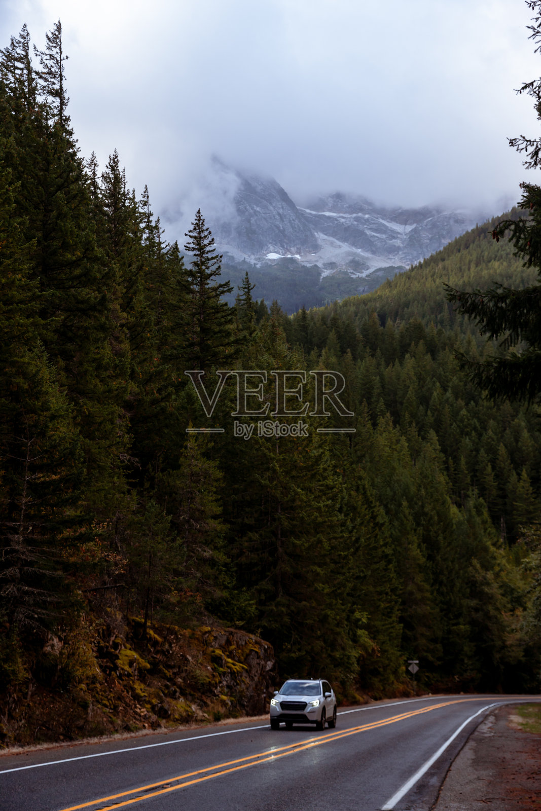 华盛顿州北喀斯喀特山脉荒野地区的山路上行驶的车辆照片摄影图片