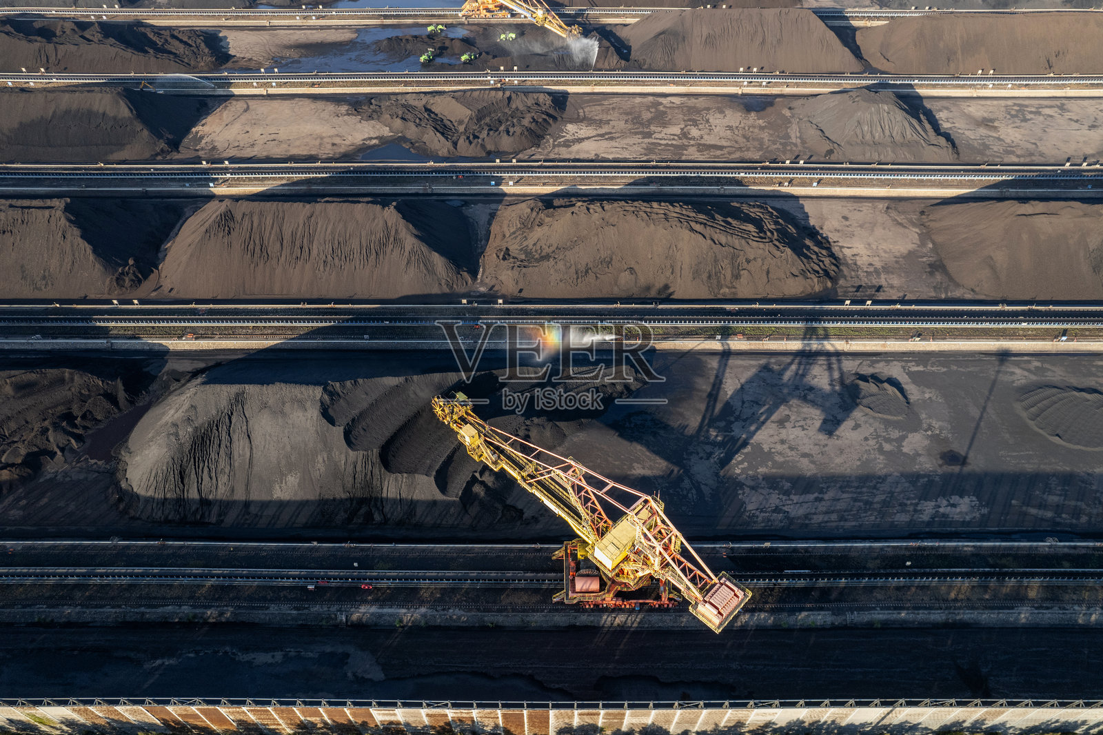 煤矿中的机械设备用于运输煤炭照片摄影图片