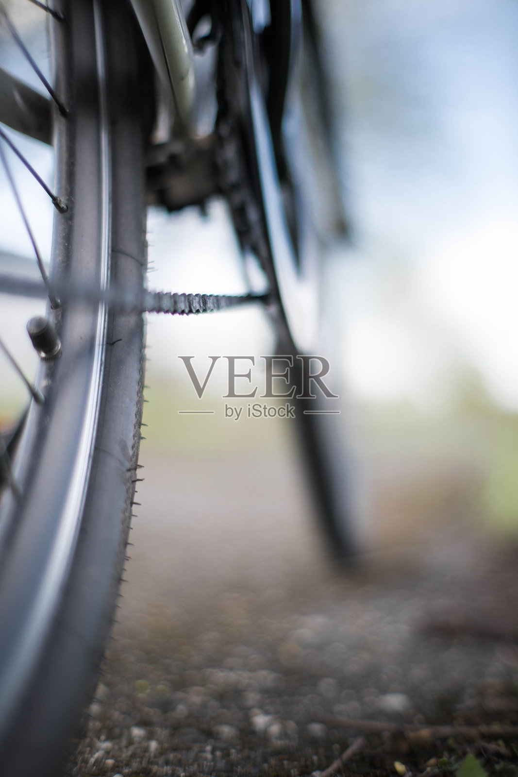 路上的自行车照片摄影图片