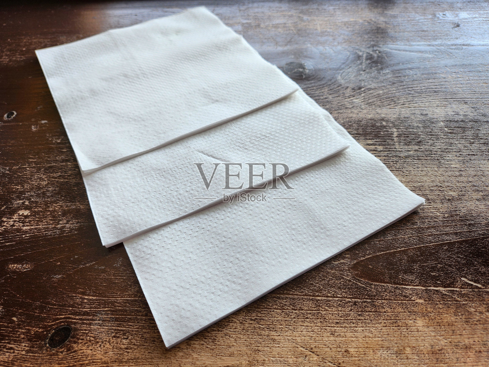 木质背景上的纸巾照片摄影图片