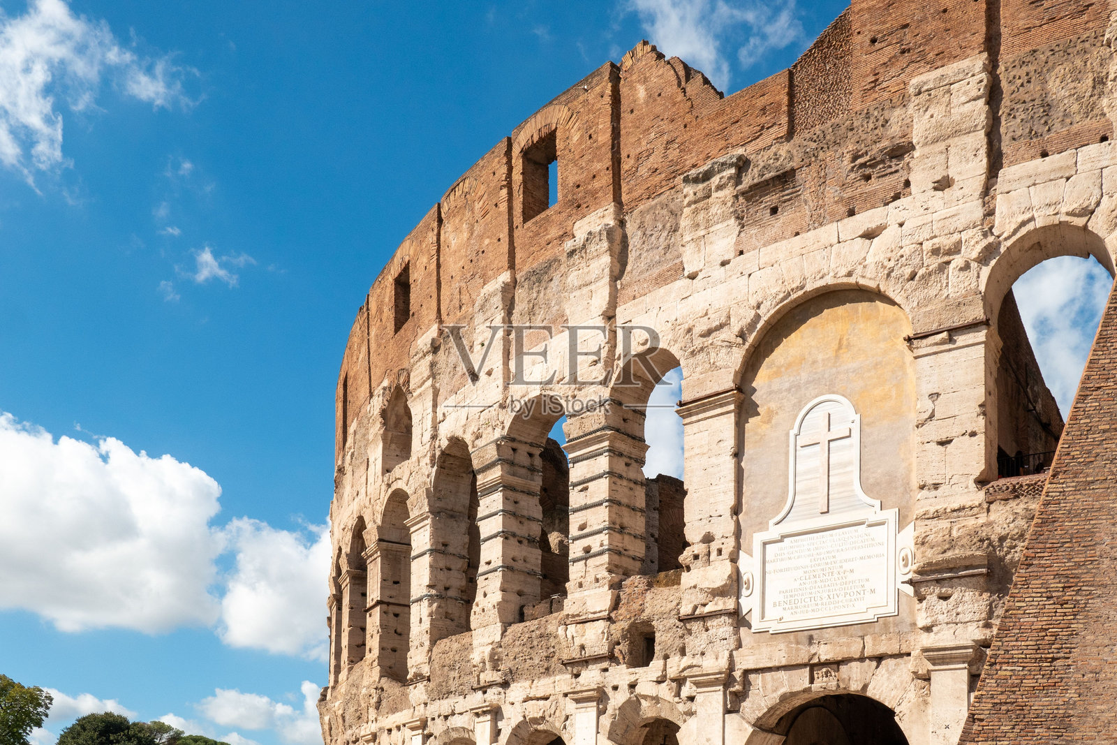 罗马的斗兽场在晴朗的蓝天下。照片摄影图片