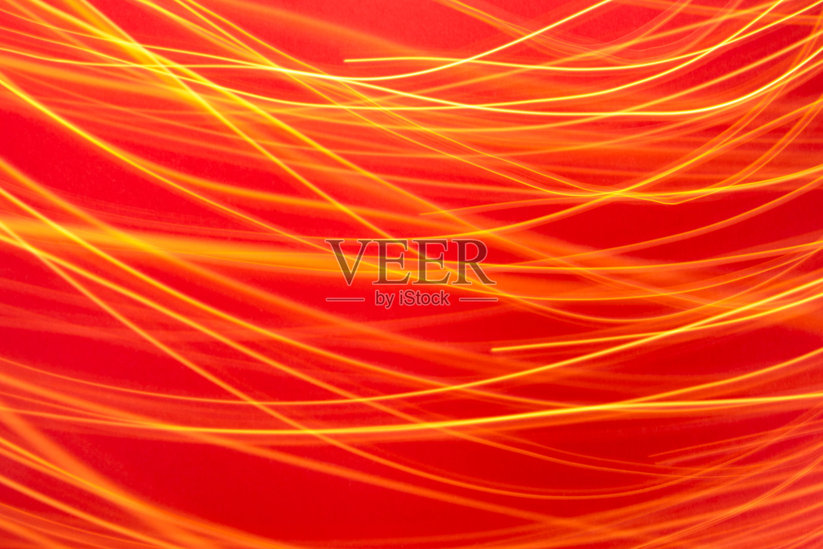 红色背景上的光线条纹照片摄影图片