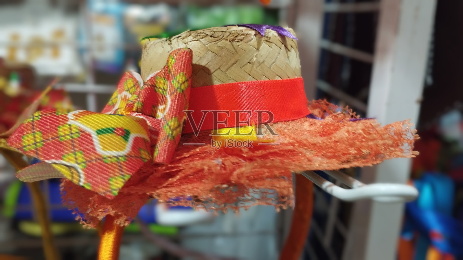 装饰有丝带和橙色饰品的草帽,适合女性。圣约翰节,六月,巴西东北部的节日月份。照片摄影图片