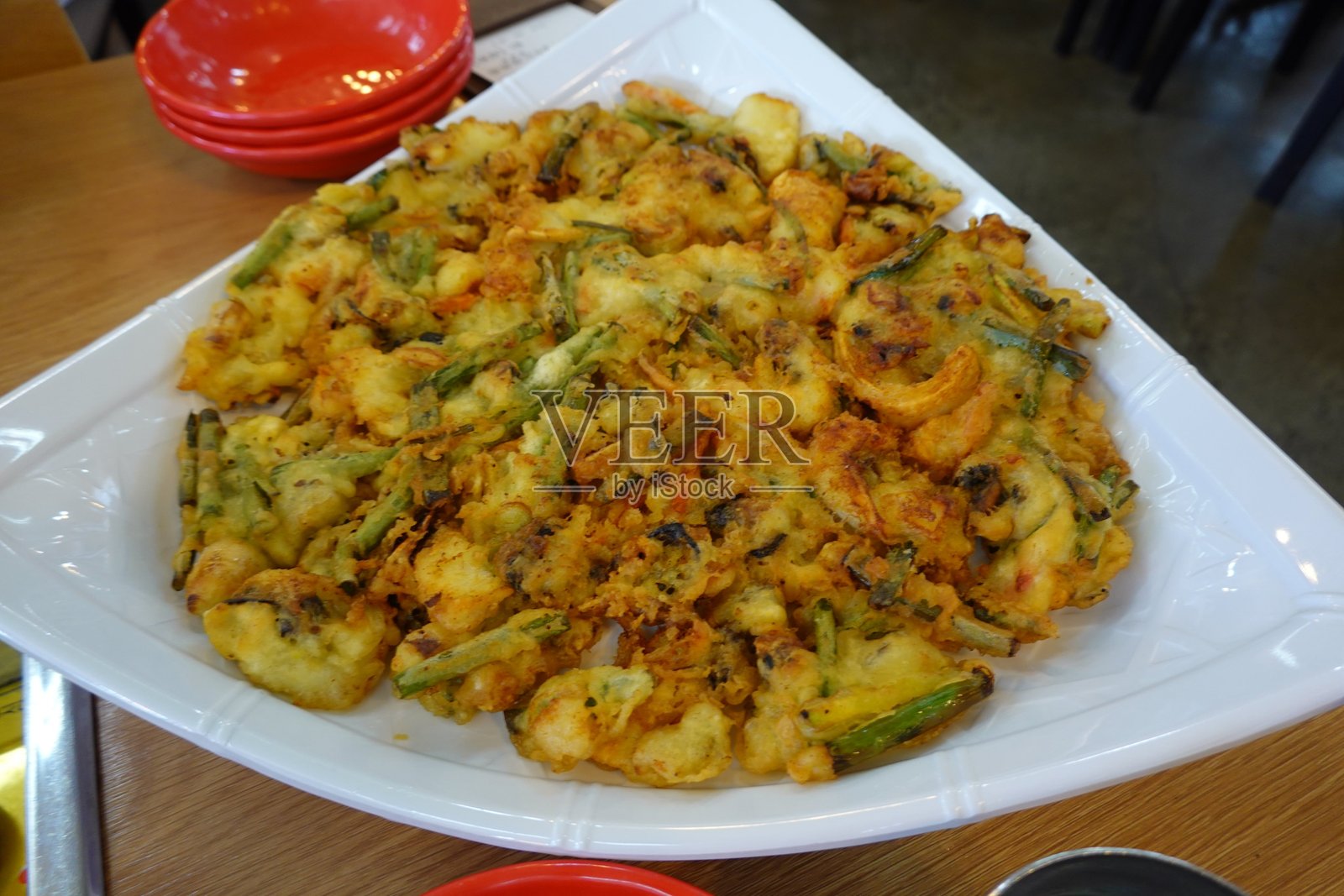 韩国传统食品煎饼,蔬菜、肉类等与鸡蛋混合后油炸。每当我在感恩节举行祭祖仪式时,总会把它放在桌子上。照片摄影图片