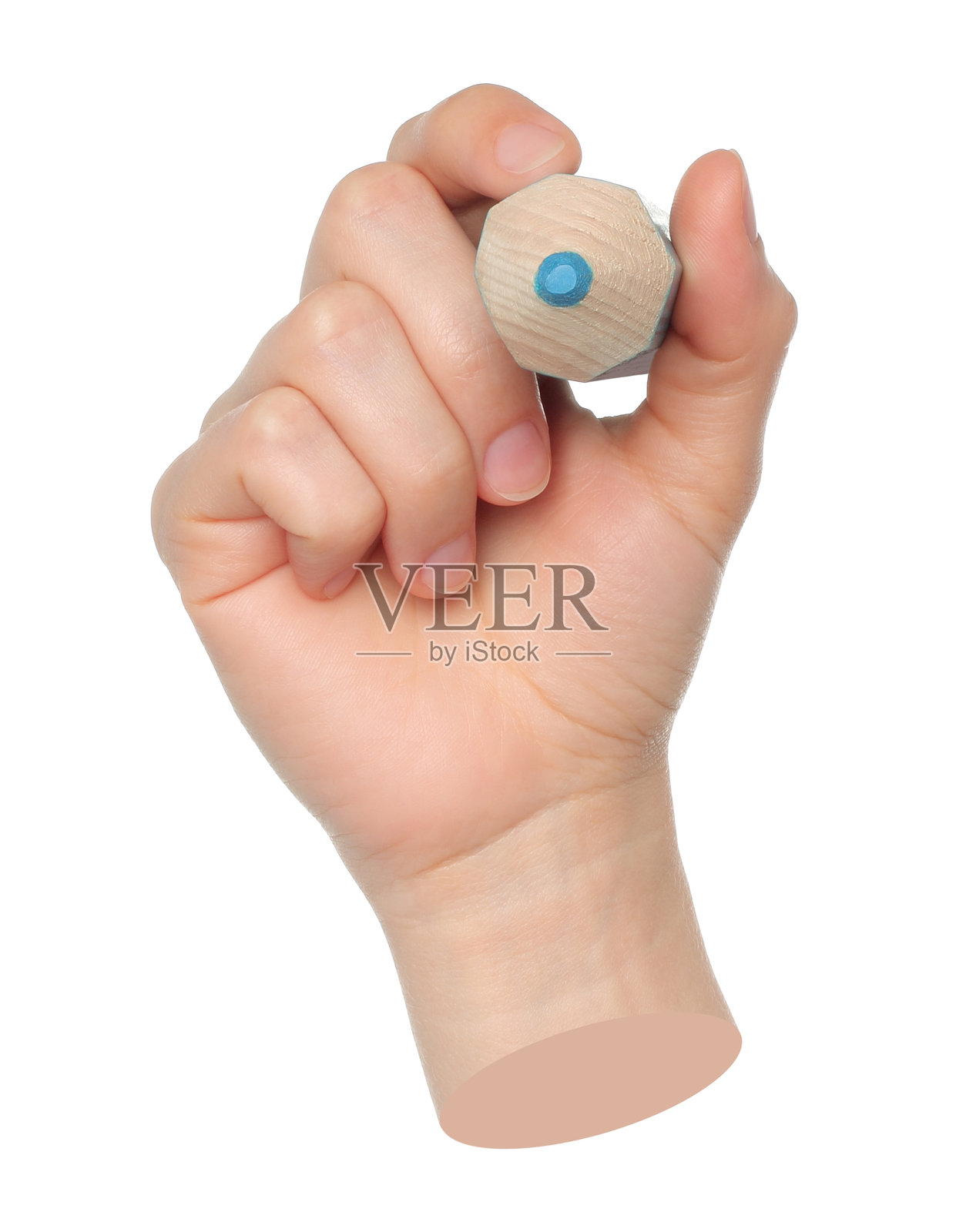 手握大蓝色木铅笔,背景透明。现代艺术照片摄影图片