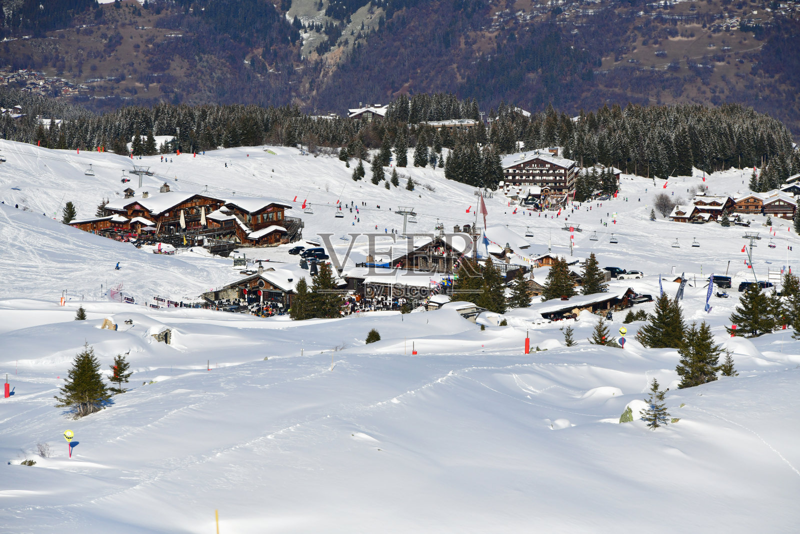 冬季的法国阿尔卑斯库尔舍瓦尔滑雪度假村照片摄影图片