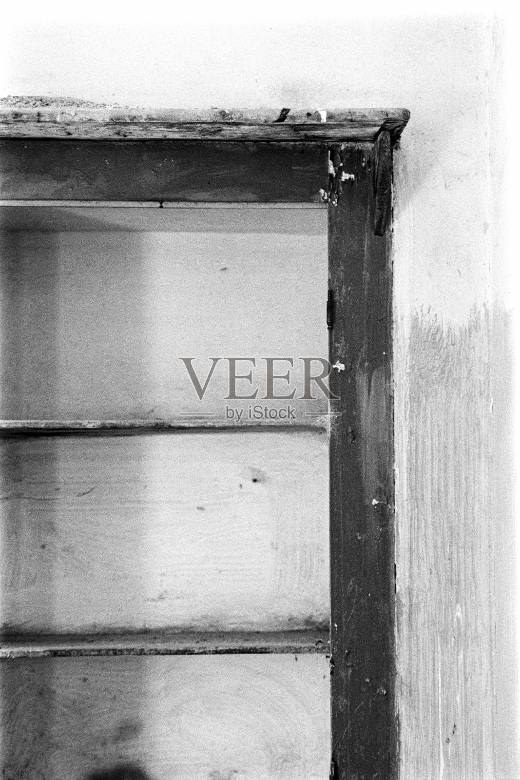 老旧废弃且部分破损的房屋细节,采用黑白胶卷拍摄照片摄影图片