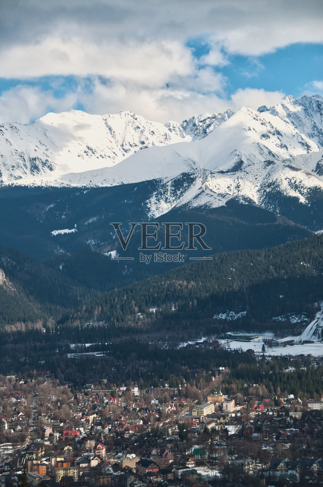 波兰山区扎科帕内镇上方的塔特拉山脉被雪覆盖的山峰照片摄影图片