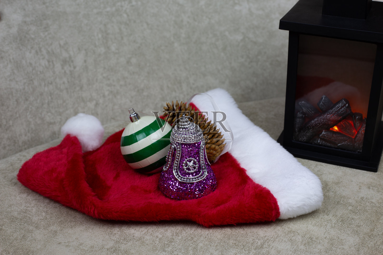 圣诞树玩具放在红色帽子上照片摄影图片