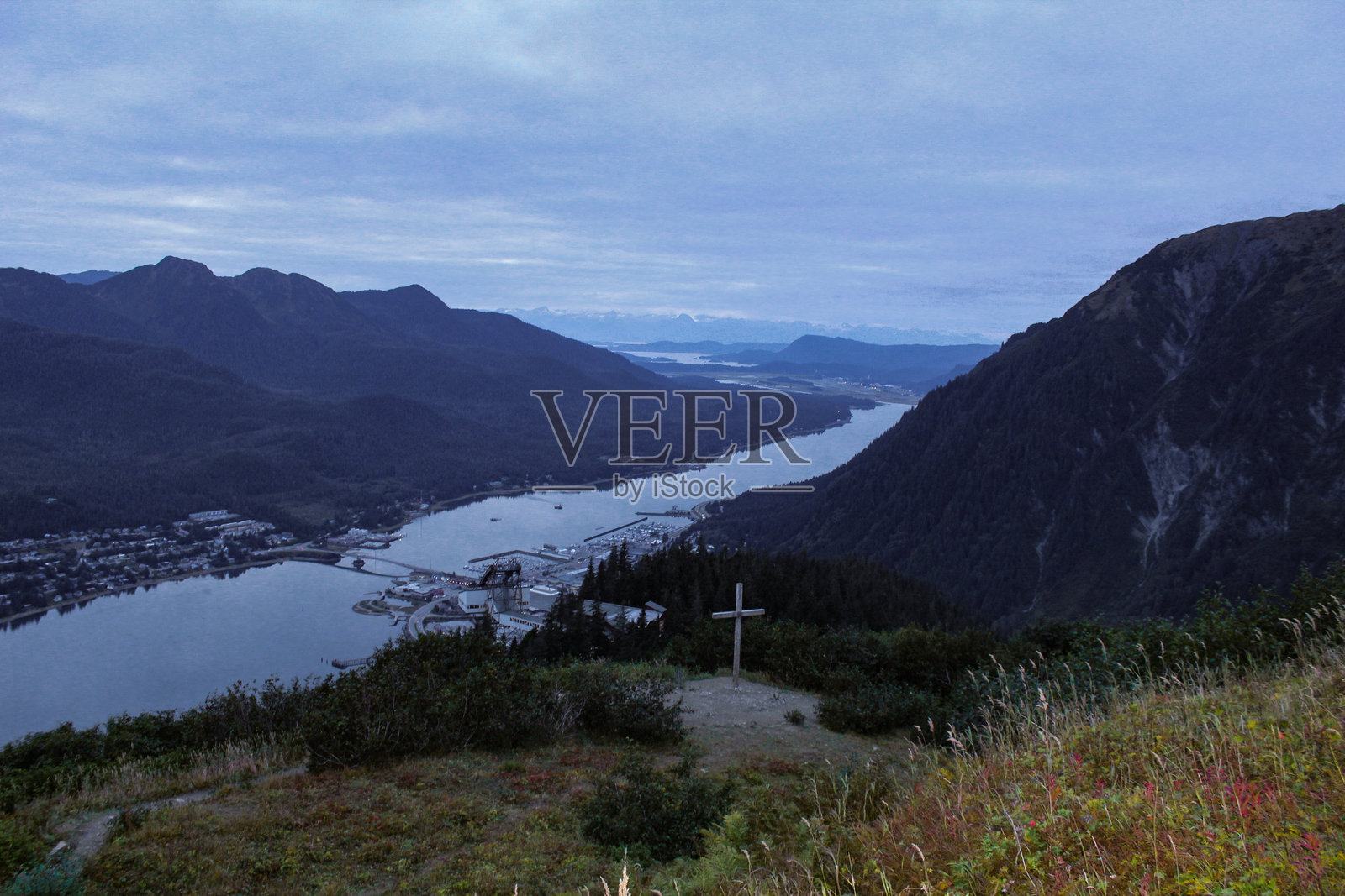 从小径俯瞰阿拉斯加朱诺的景色照片摄影图片