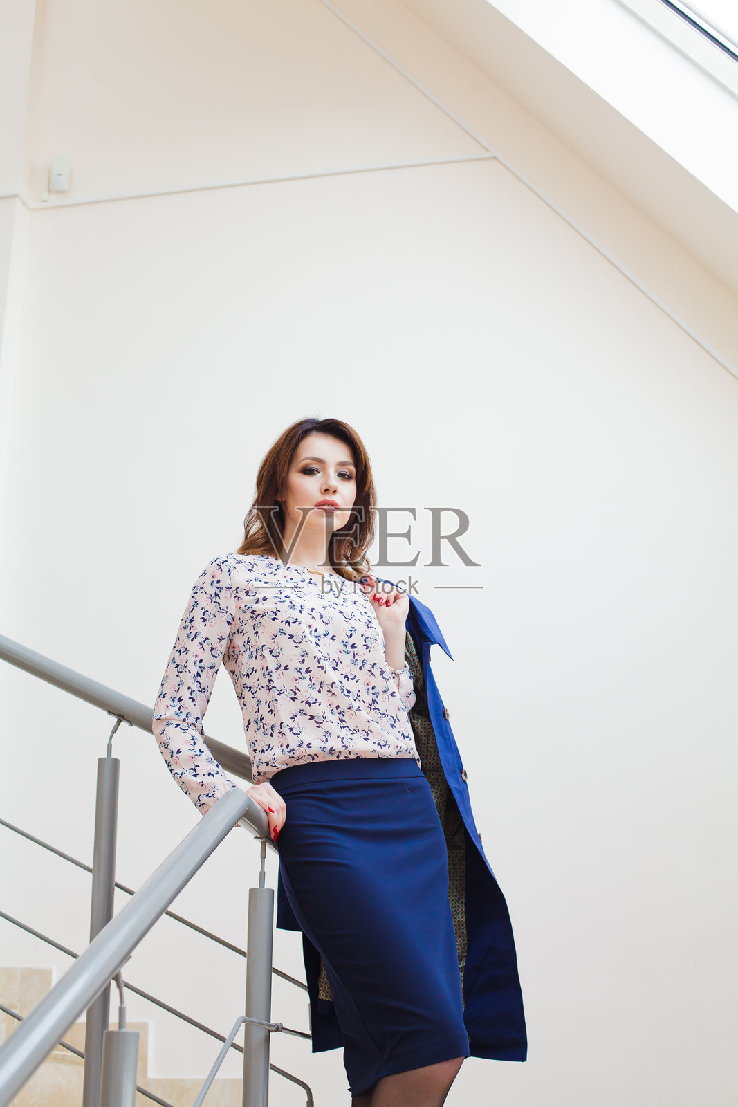 站在栏杆旁的女人照片摄影图片