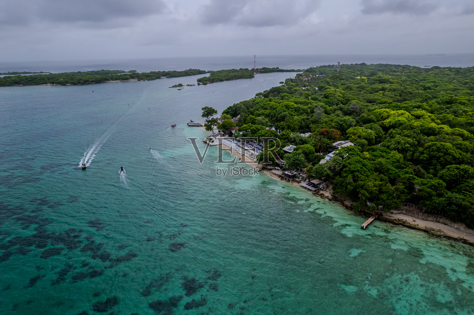美丽的博拉博拉岛和罗萨里奥岛的航拍视图,卡塔赫纳的碧蓝海水、度假村和游艇。照片摄影图片