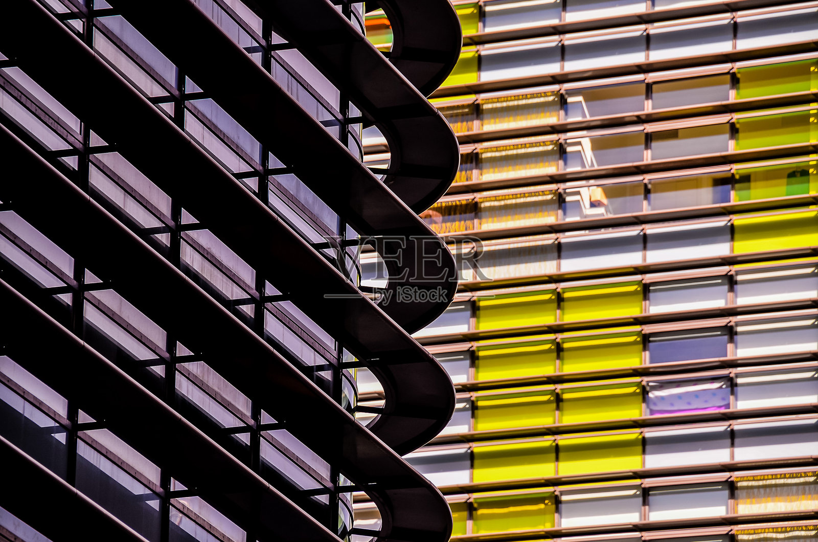 一座拥有黄色外立面和黑色外立面的建筑照片摄影图片