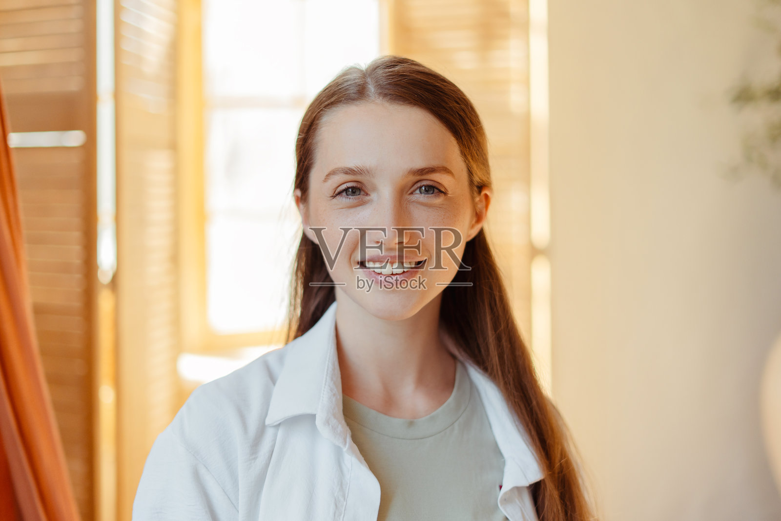 年轻的自由职业女性在家办公时微笑工作照片摄影图片