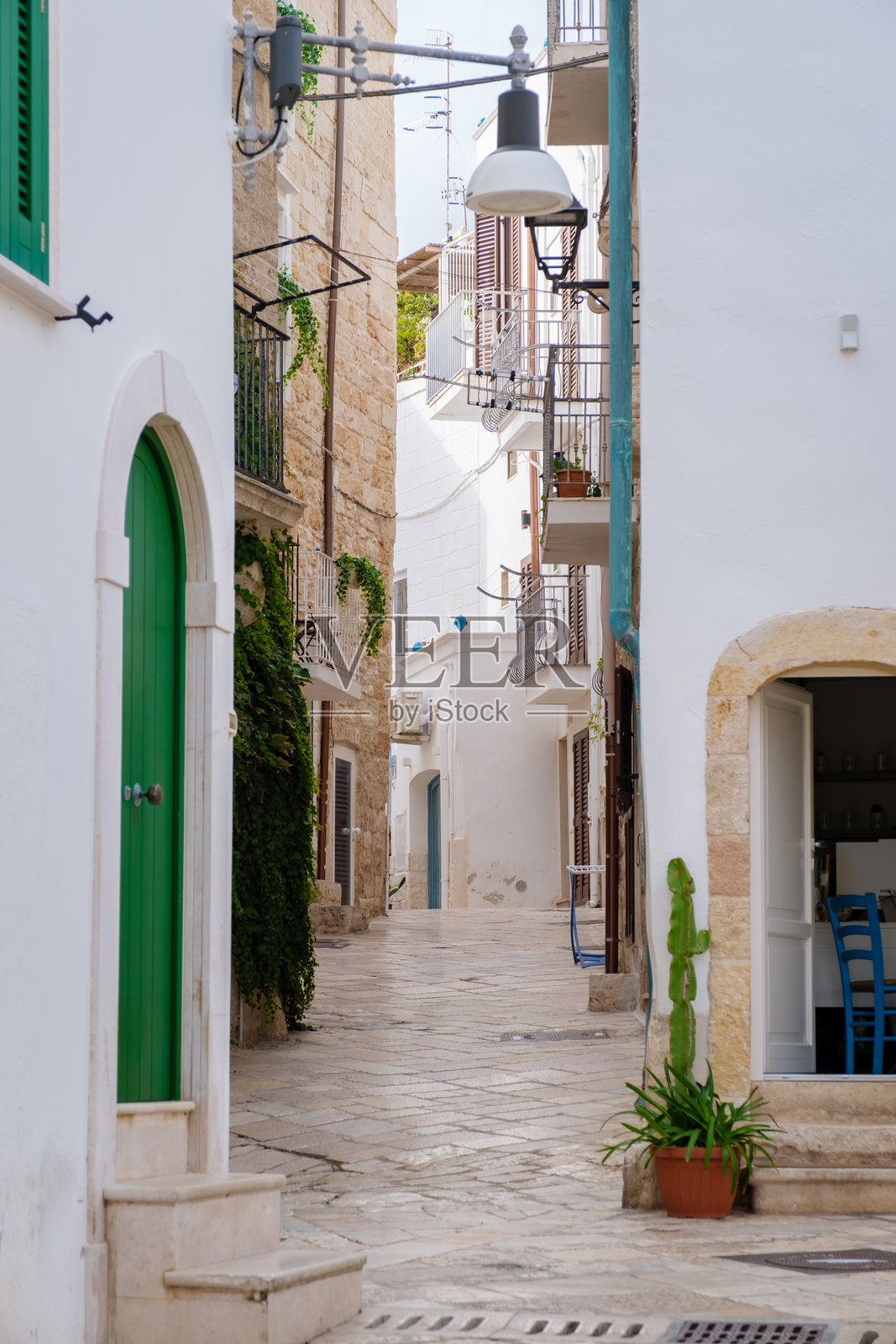 意大利普利亚迷人的狭窄街道,在黄昏时分展现当地建筑和生动的细节照片摄影图片