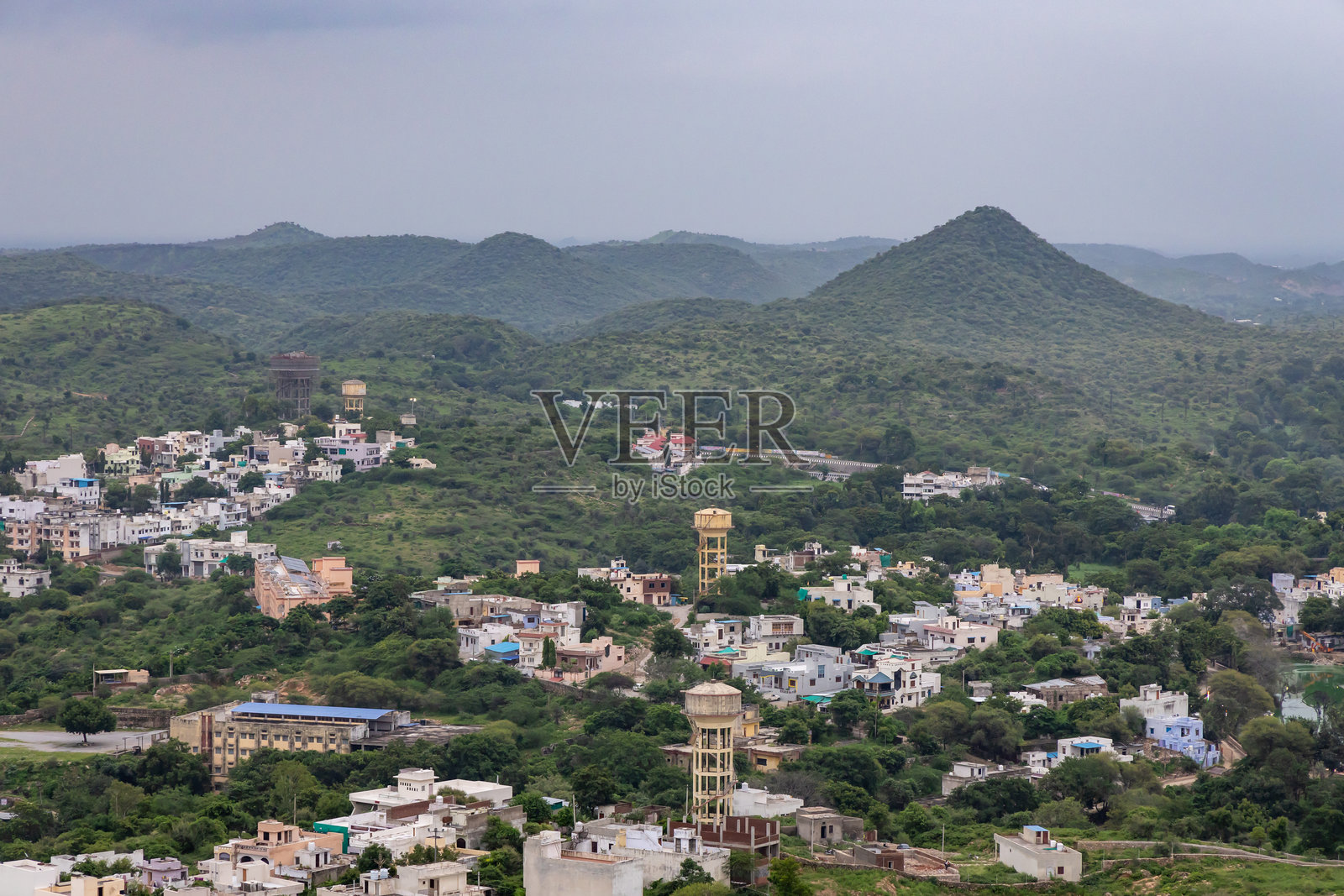 山脚下的城市风光航拍图,云雾缭绕的清晨天空照片摄影图片