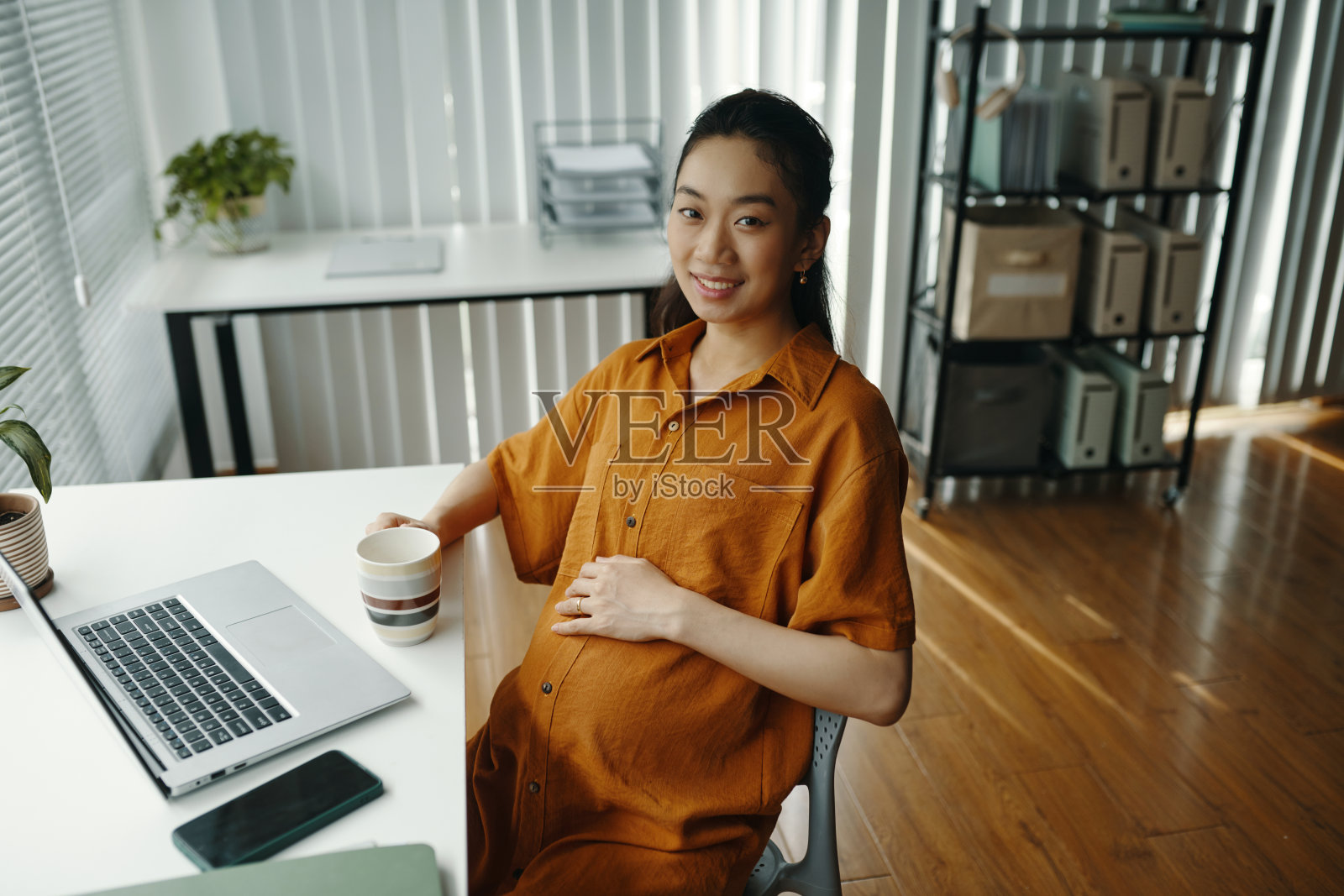 办公室里喝咖啡的孕妇肖像照片摄影图片