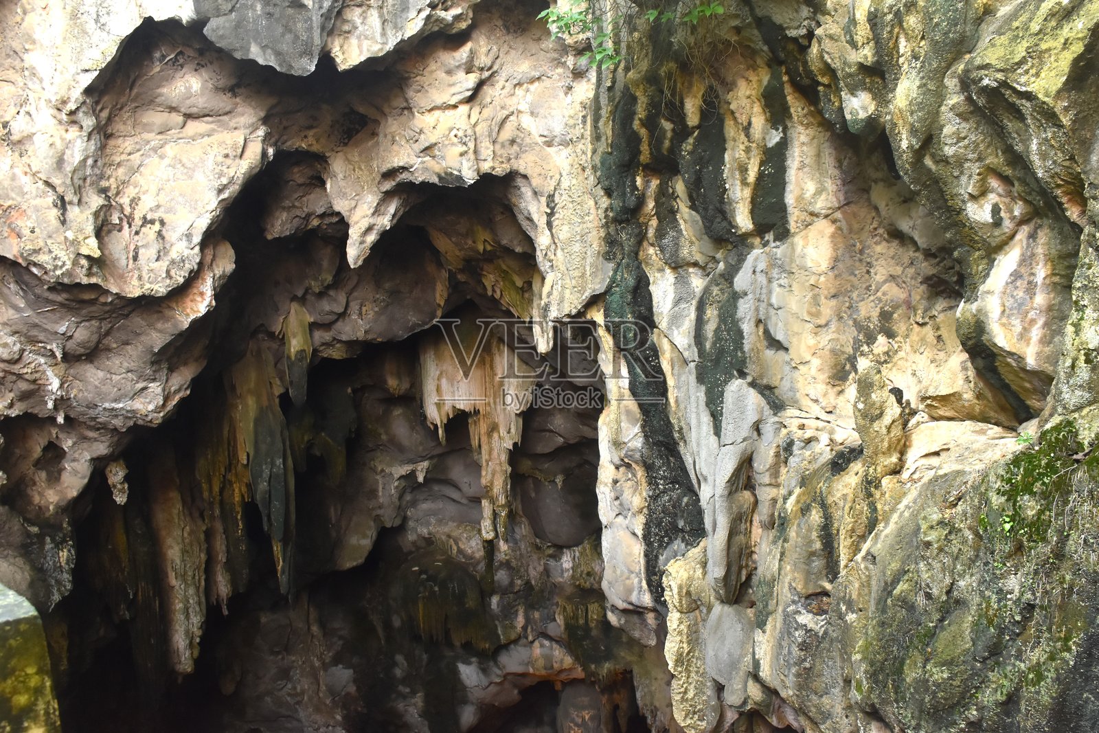 喀喇朗洞穴旅游地点的钟乳石和石笋,阳光透过洞穴的孔洞照射进来照片摄影图片