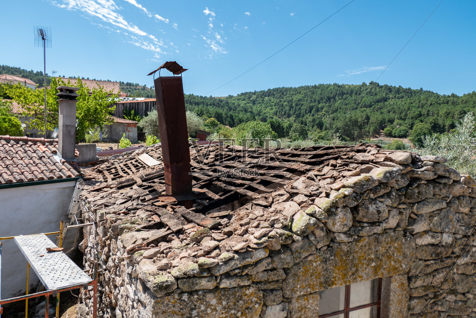 老房子的屋顶更换照片摄影图片