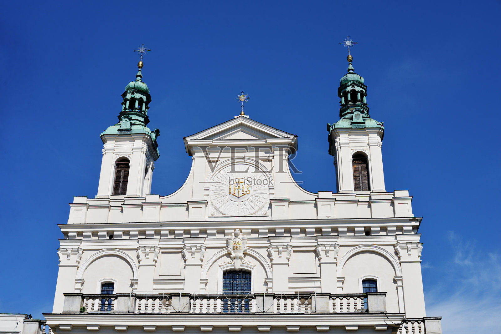 低角度视图的教堂与蓝天相映照片摄影图片