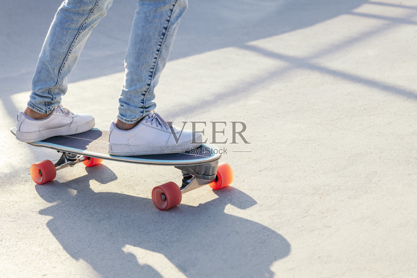 无法辨认的时尚滑板运动员在滑板上骑行照片摄影图片