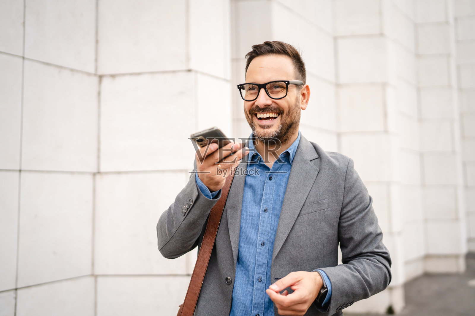 户外一位成年男商人给手机留言照片摄影图片