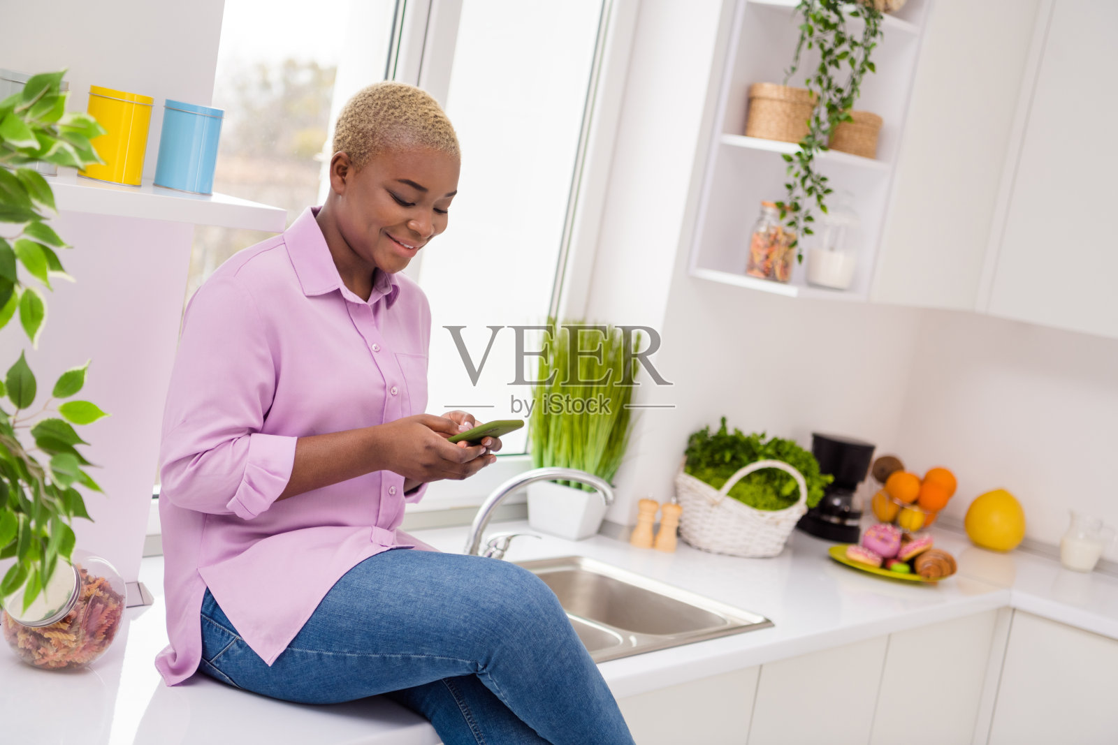 积极友好的人坐在室内用电话写评论聊天照片摄影图片