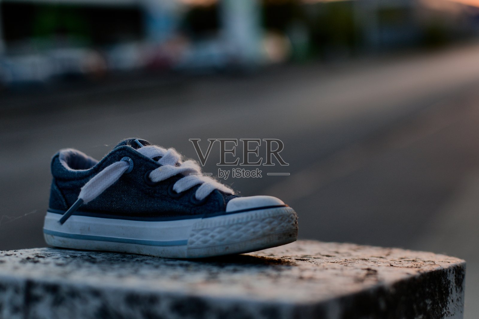 被遗弃的儿童鞋照片摄影图片