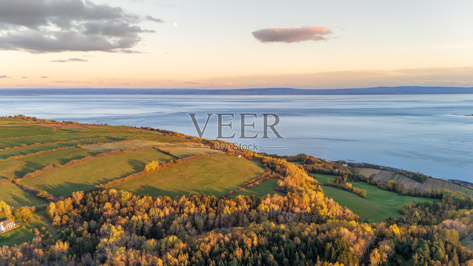 加拿大魁北克的圣劳伦斯河在日落时分照片摄影图片