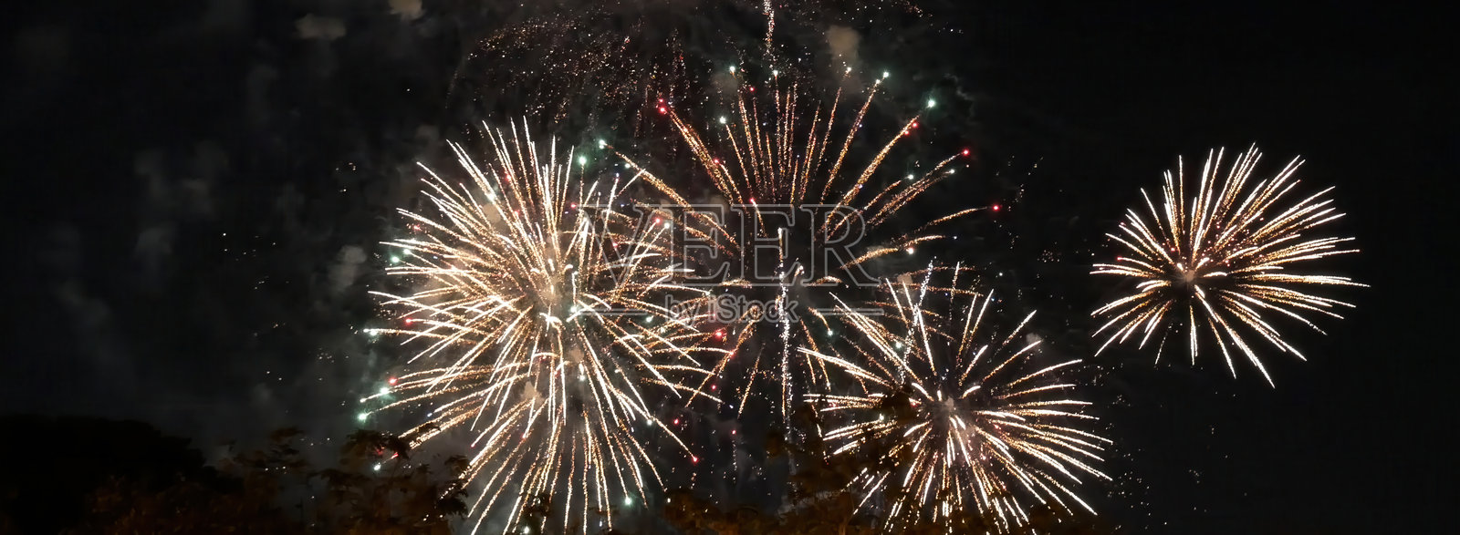 横幅金色烟花庆祝2025年新年,独立日假期。五彩缤纷的金色烟花庆祝国家节日。2025年新年派对横幅,留有空白空间。照片摄影图片