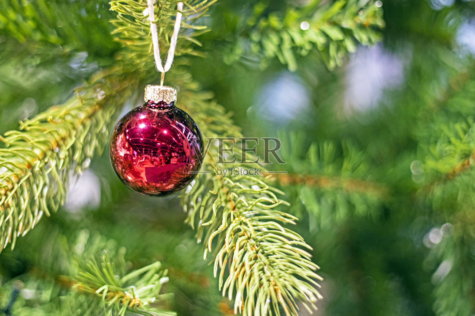 圣诞树上的装饰球。圣诞节和新年照片摄影图片