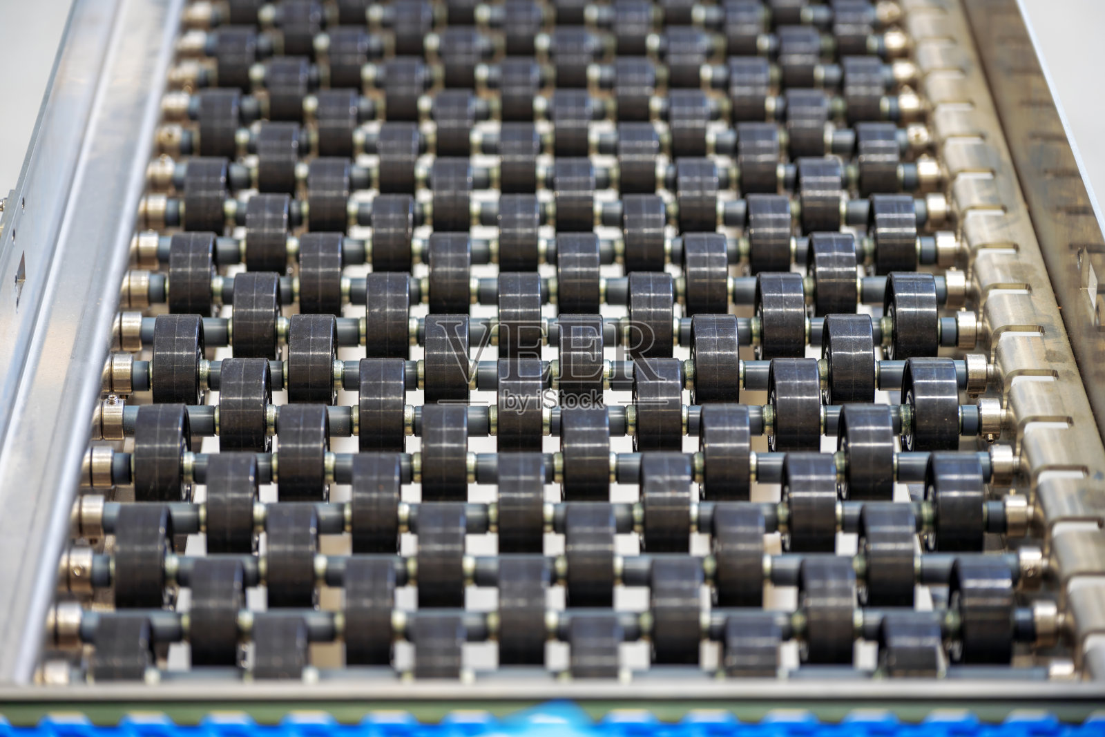 食品制造厂中的塑料迷你滚筒输送机照片摄影图片