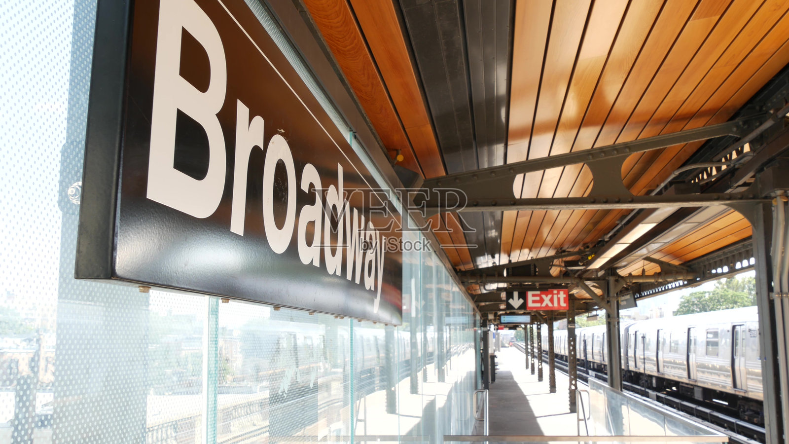 纽约地铁站百老汇文字标志。大都会平台,美国公共地铁,皇后区照片摄影图片