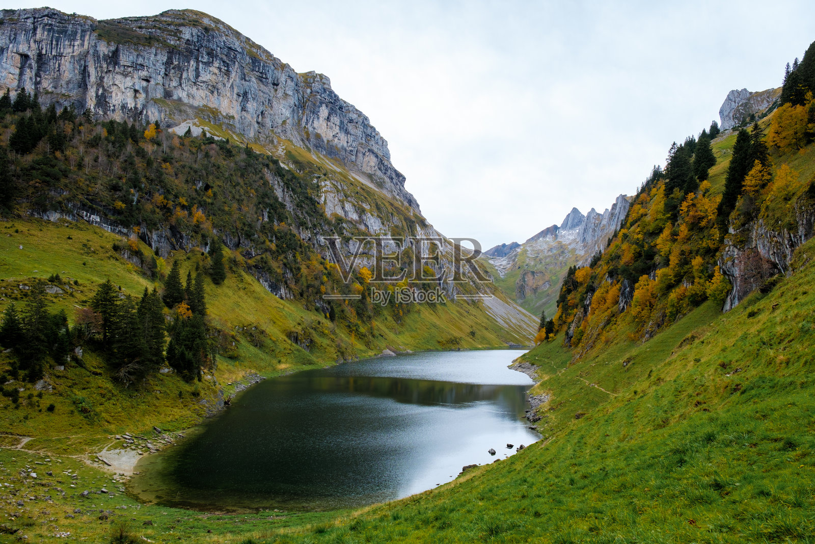 在瑞士阿彭策尔的法伦湖,欣赏秋季金色光辉下的惊人美景照片摄影图片