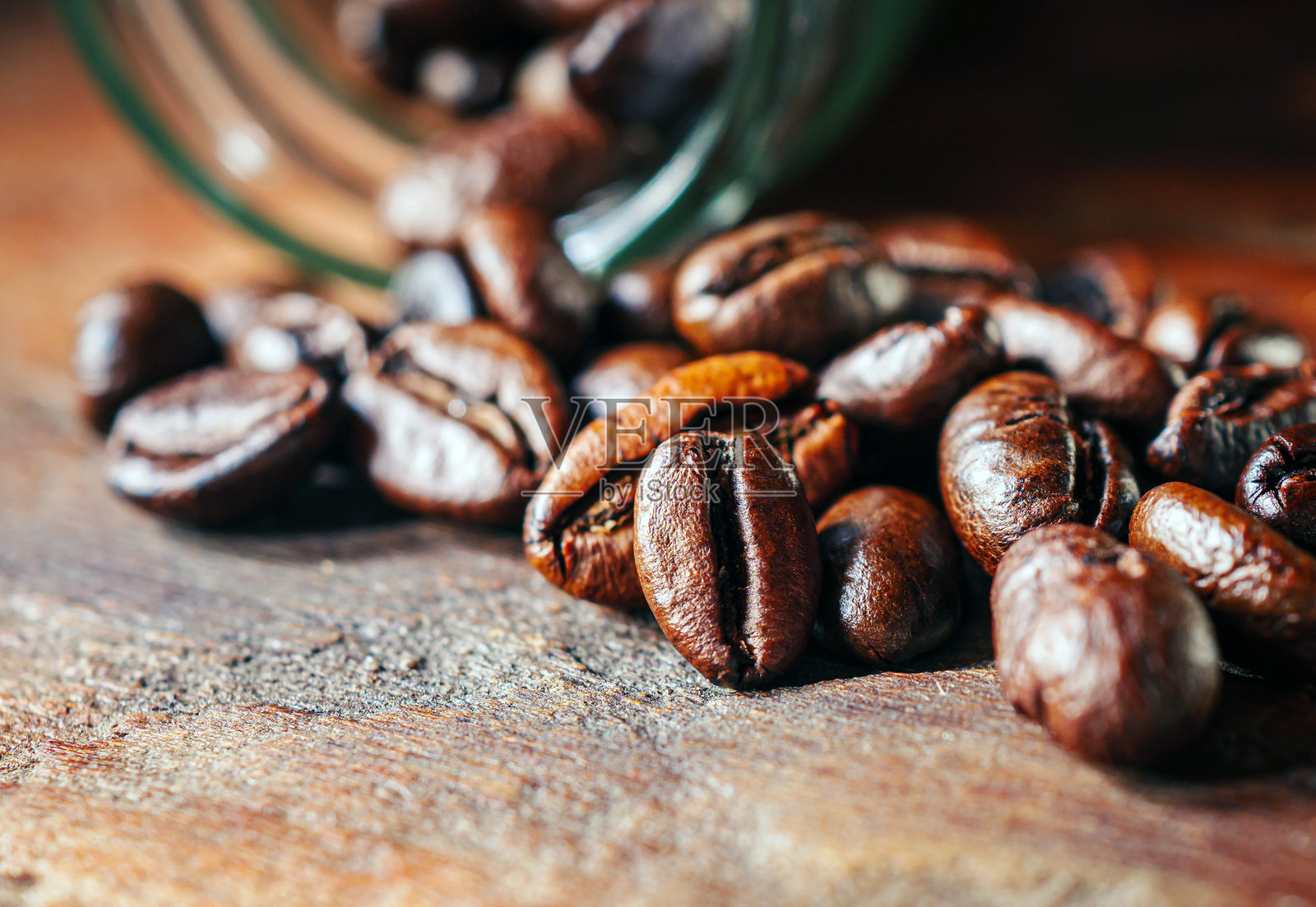 咖啡豆从玻璃罐中倒出,特写镜头照片摄影图片