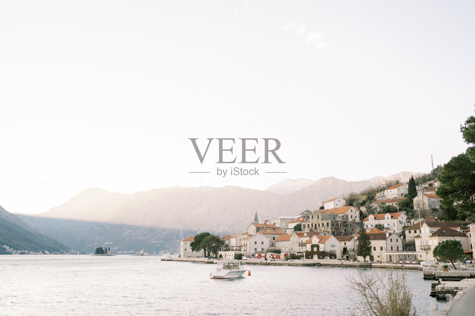 游船停泊在黑山佩拉斯特海岸附近的海面上。照片摄影图片