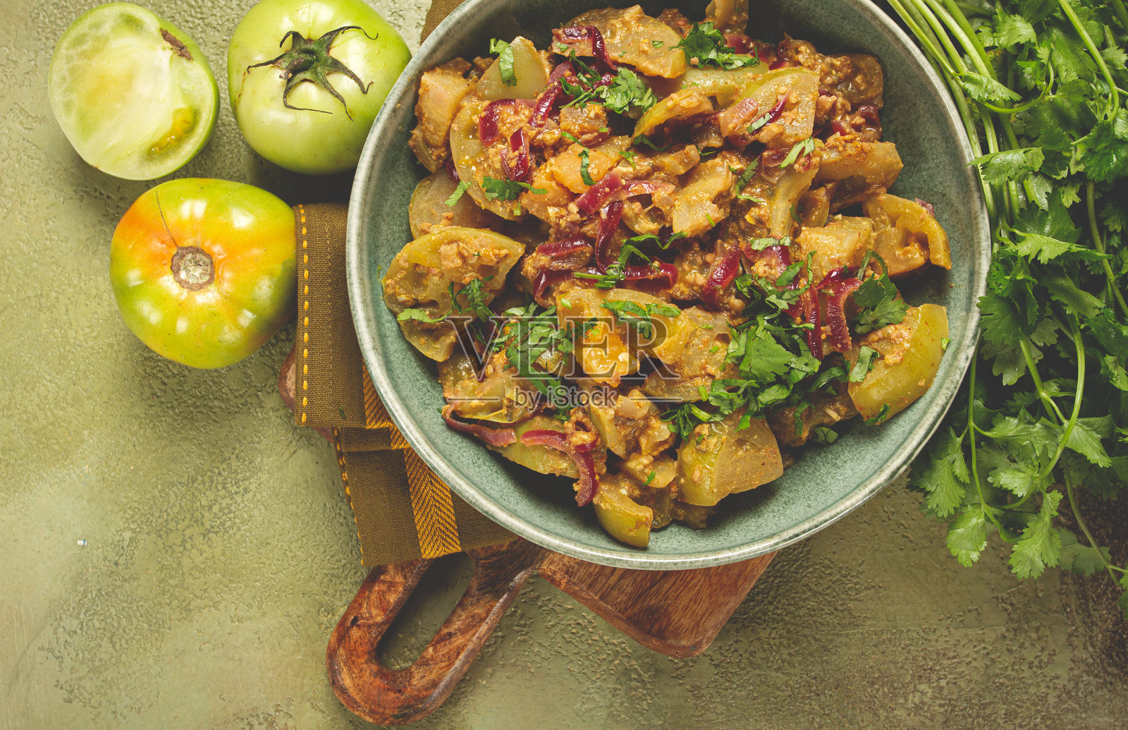 炸青番茄,配洋葱和香料,青番茄开胃菜,格鲁吉亚菜,自制,无人。照片摄影图片