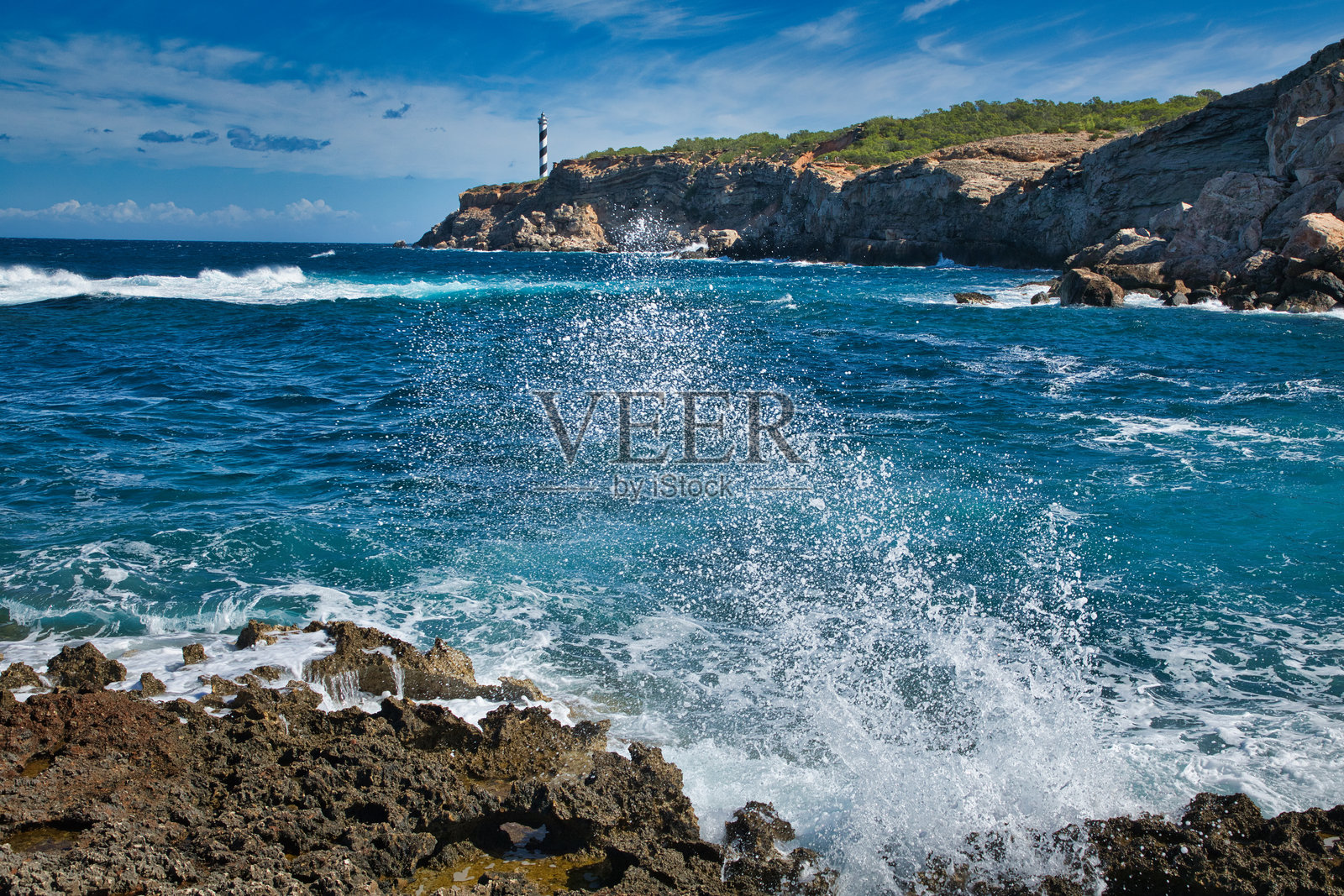 莫斯卡特角灯塔俯瞰伊比萨岛的海岸风光照片摄影图片