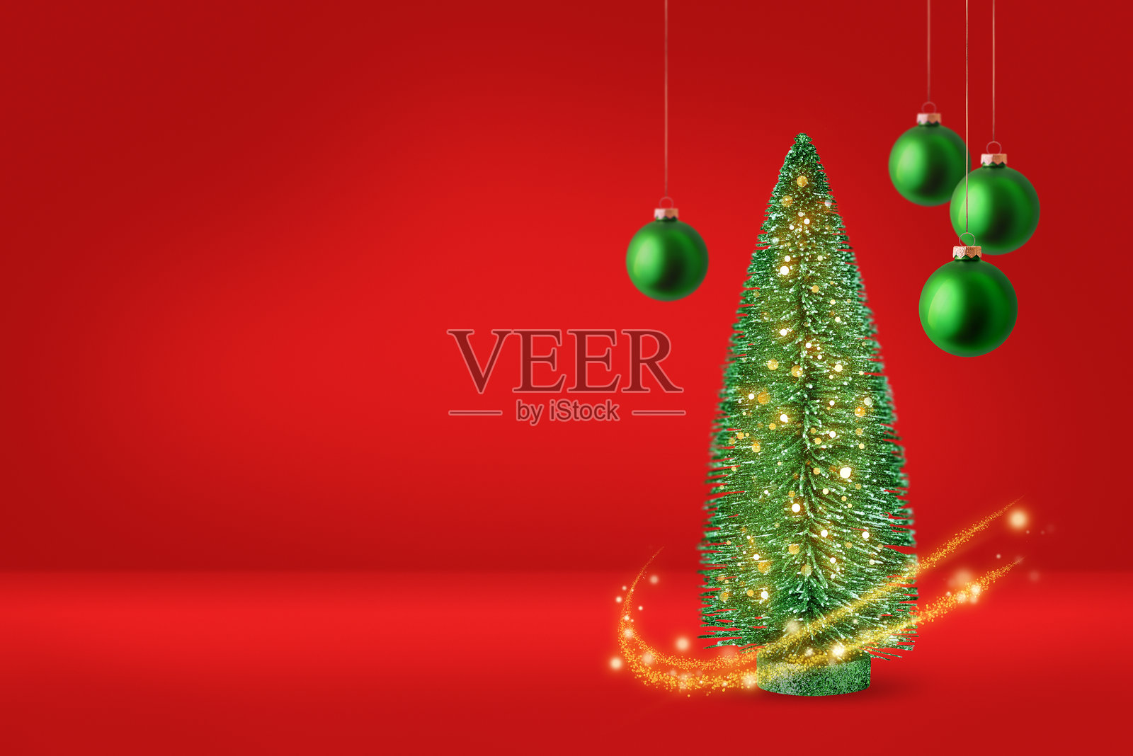 红色背景上的圣诞树装饰品,带有散景灯光和绿色玻璃球。节日冬季假日背景,留有空白空间。照片摄影图片
