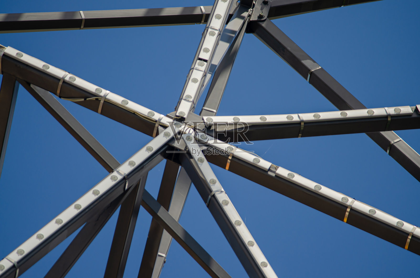 金属结构的梁和管道的连接与焊接照片摄影图片