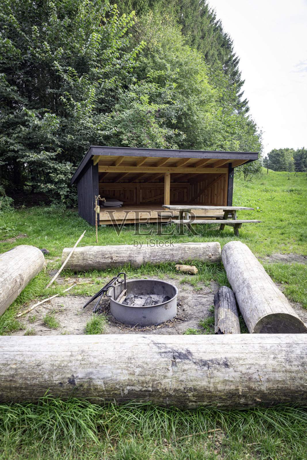典型的丹麦乡村露营地,配有木质庇护所和火坑照片摄影图片