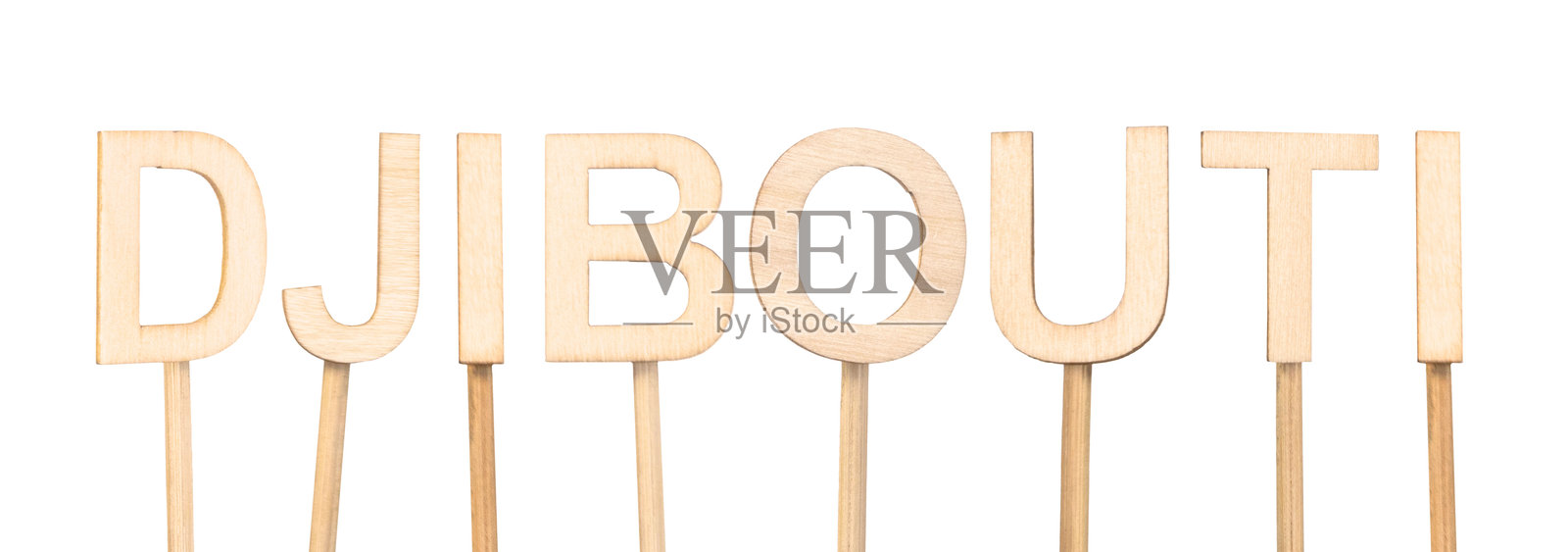 用木制字母拼成的“吉布提”一词,装饰性地用棍子支撑,背景为白色。东非国家。照片摄影图片