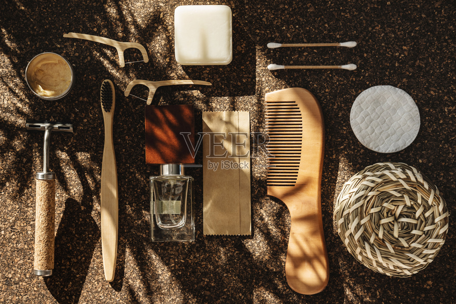 环保个人护理用品排列在软木表面上照片摄影图片