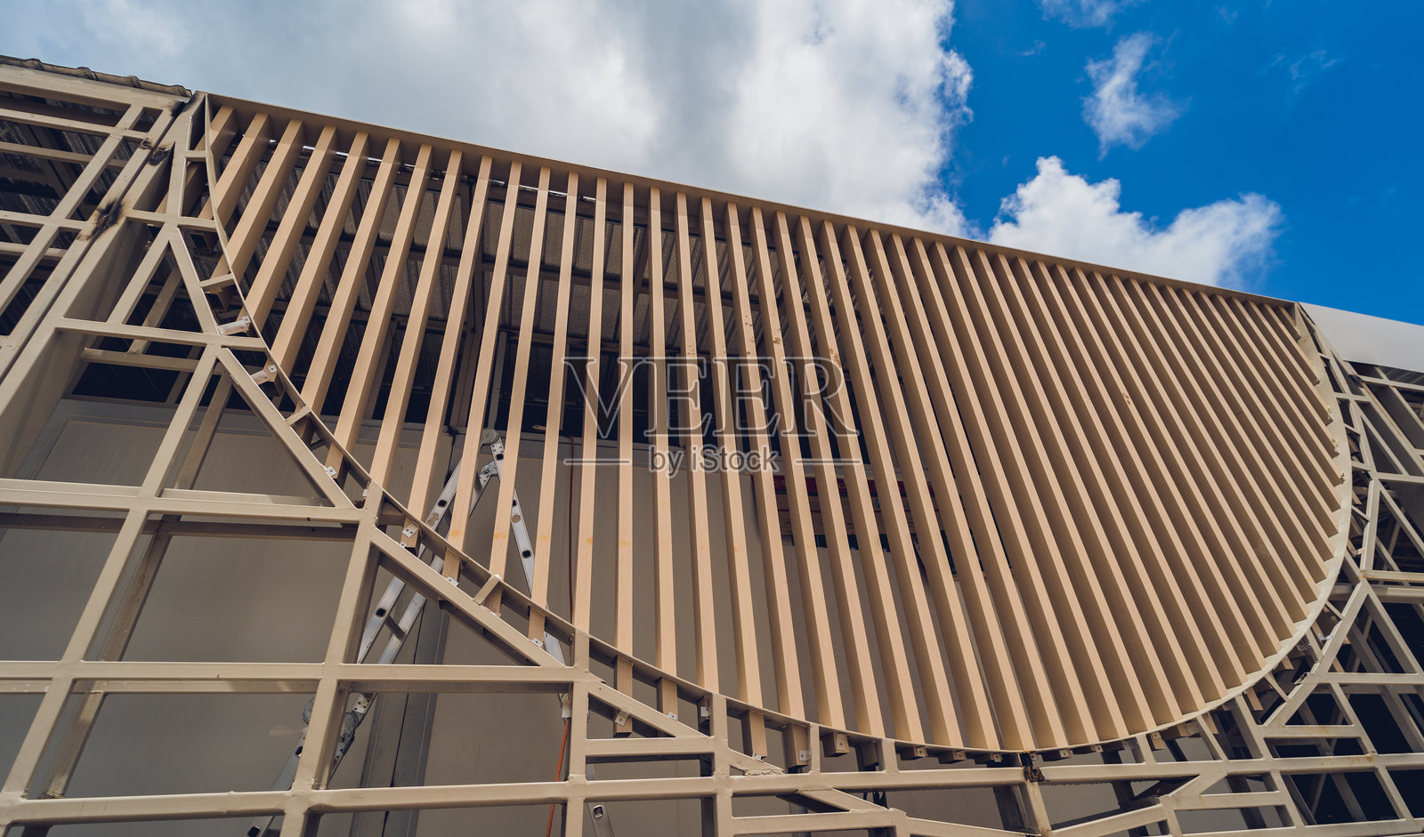 一个在建筑工地上具有木条结构的建筑,展现其建筑风格。照片摄影图片