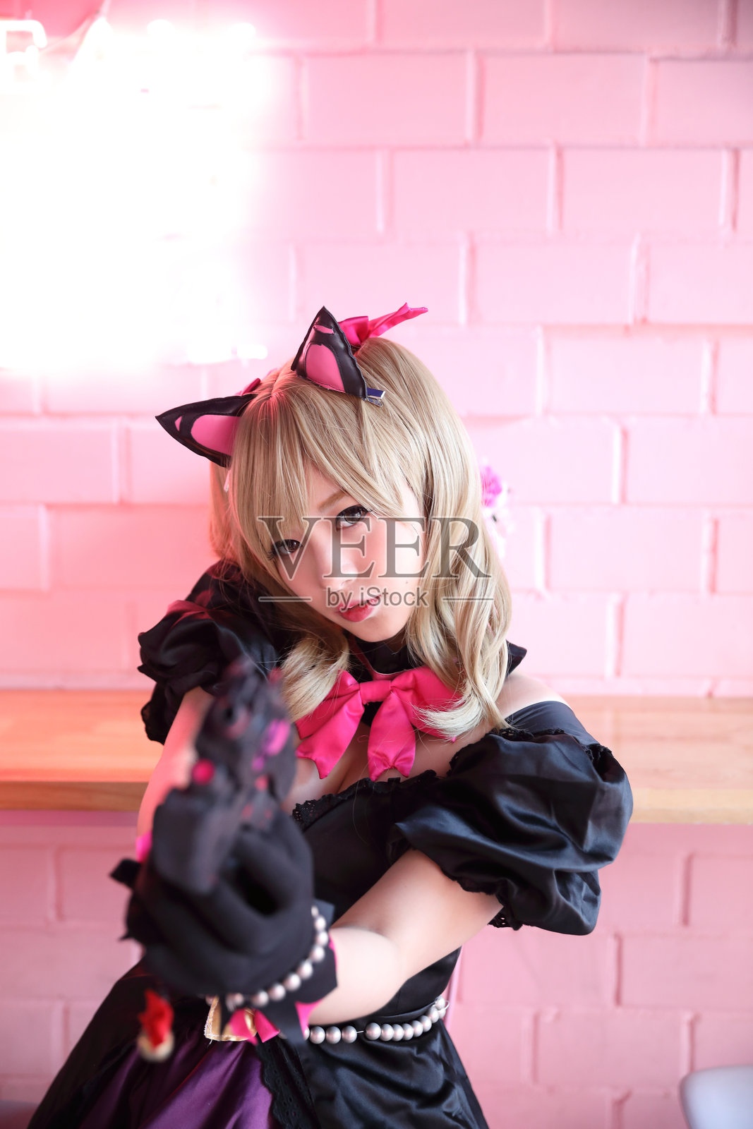 美丽年轻女性在动漫展上穿着服装的肖像照片摄影图片