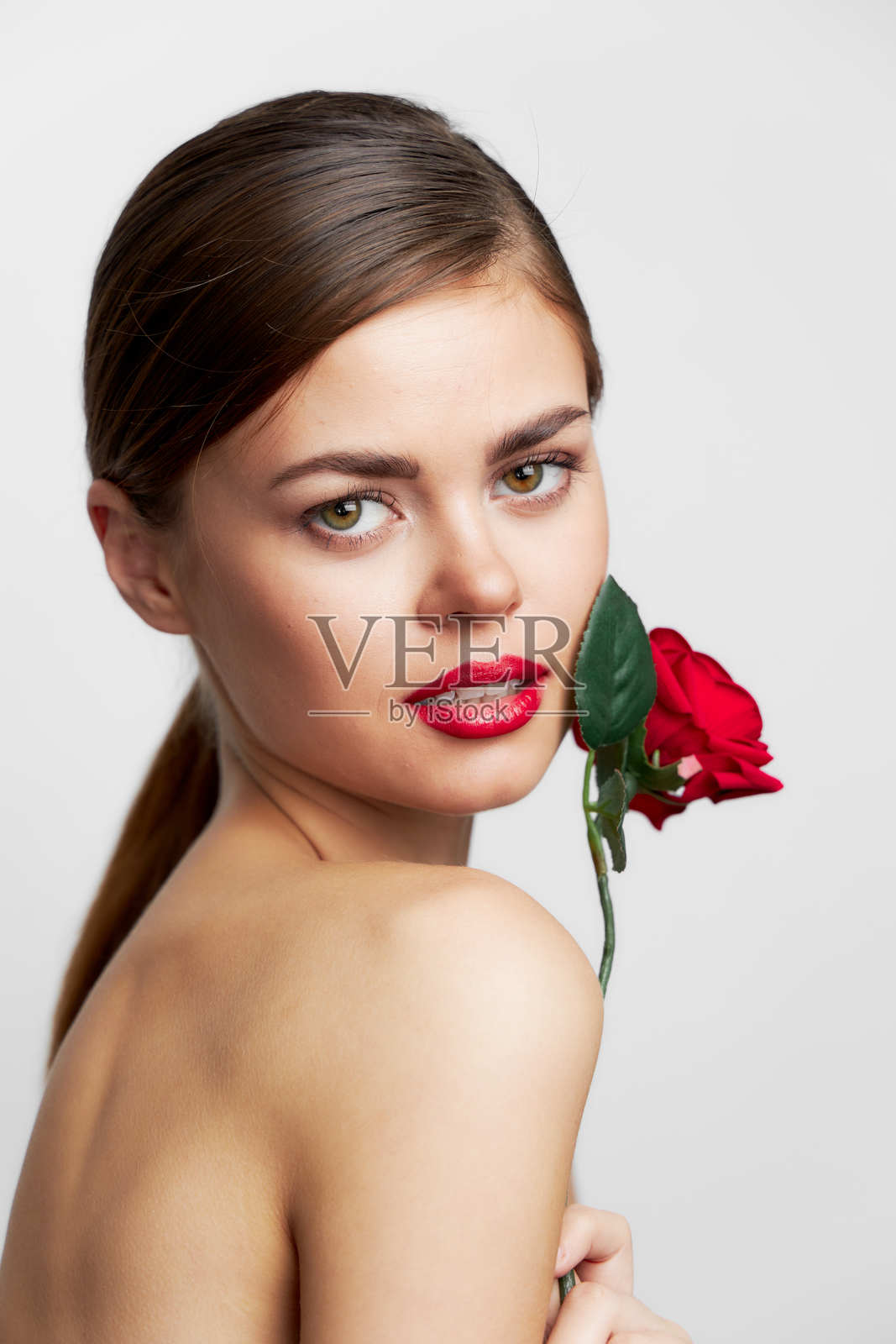 长发女性望向前方,肌肤光滑性感照片摄影图片