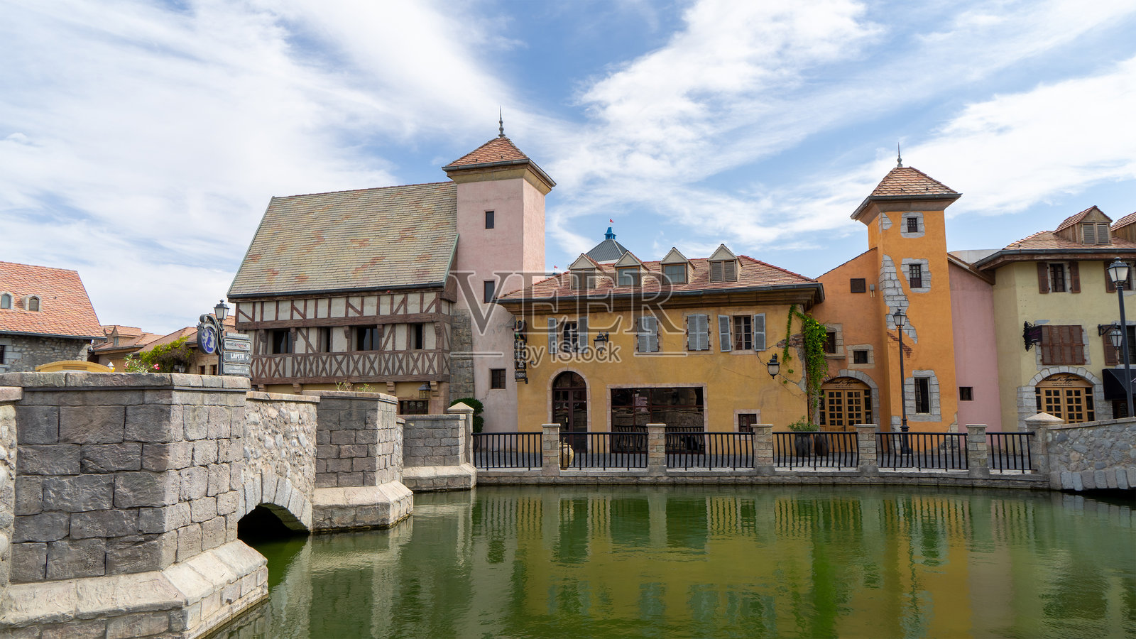 阿联酋的步行区,拥有商店和餐厅。迪拜的河岸乐园。中世纪欧洲风格的房屋。照片摄影图片